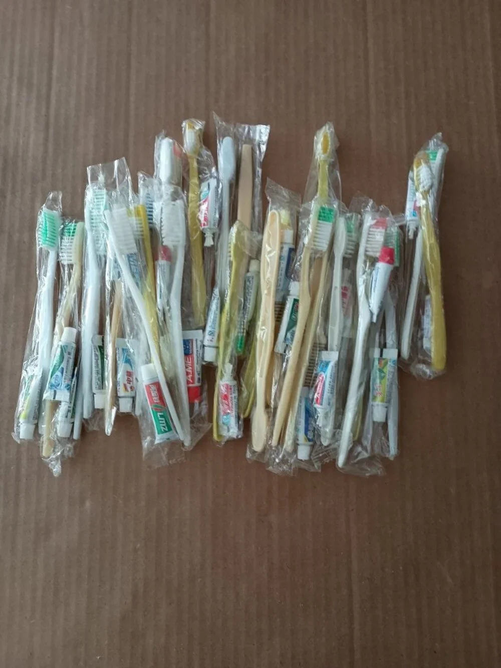 25 new old stock individually wrapped hotel toiletry toothbrushes